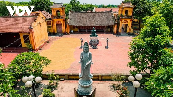 Chùa làng Dịch Diệp có tên là “Cổ Liêu Linh Tự” xây dựng từ xa xưa, không rõ niên hiệu, chỉ biết chuông chùa được đúc vào năm Gia Long thứ 6 (tức năm 1818).
            