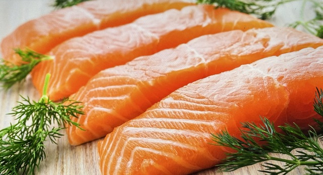 Cá hồi giàu omega-3 giúp tăng cường sức khoẻ mắt cũng như bảo vệ thị lực.