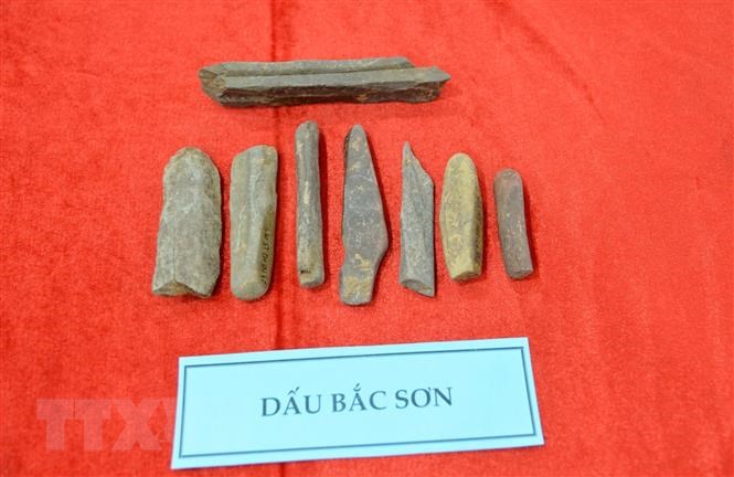 Các hiện vật thu được sau khai quật di chỉ khảo cổ hang Ngườm Sâu, xã Gia Lộc, huyện Chi Lăng, tỉnh Lạng Sơn.