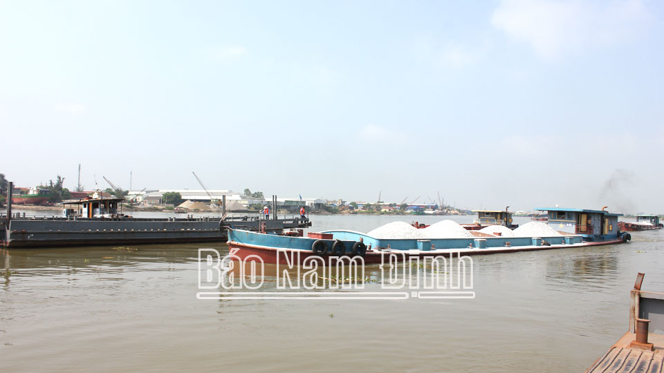 Phương tiện thủy lưu thông thuận tiện qua cầu phao Ninh Cường trên sông Ninh Cơ.