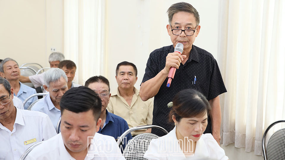 Cử tri phường Cửa Bắc (thành phố Nam Định) phát biểu kiến nghị với đại biểu HĐND tỉnh tại hội nghị tiếp xúc cử tri trước kỳ họp thường lệ giữa năm 2023, HĐND tỉnh khóa XIX.