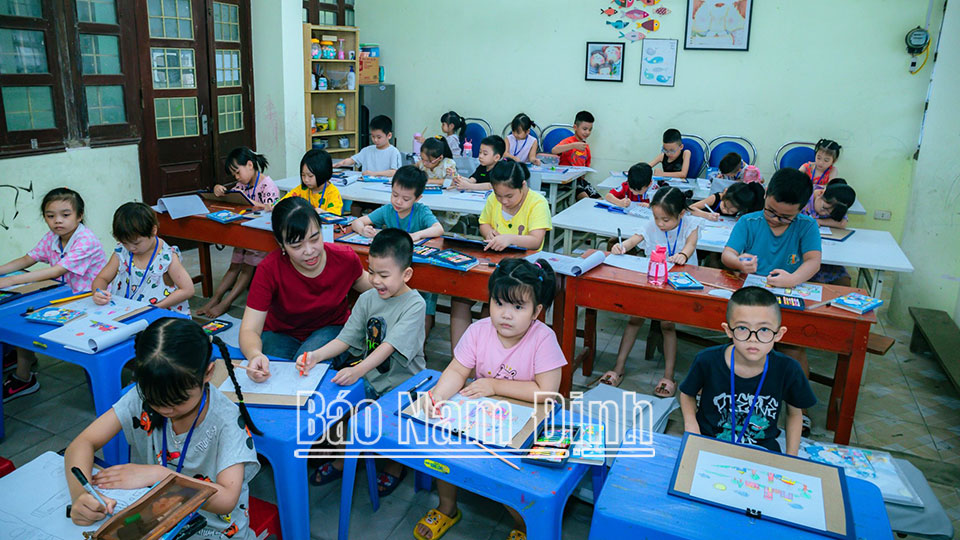 Nghỉ hè, nhiều học sinh được bố mẹ cho học các môn năng khiếu tại Nhà Văn hóa Thiếu nhi thành phố Nam Định.