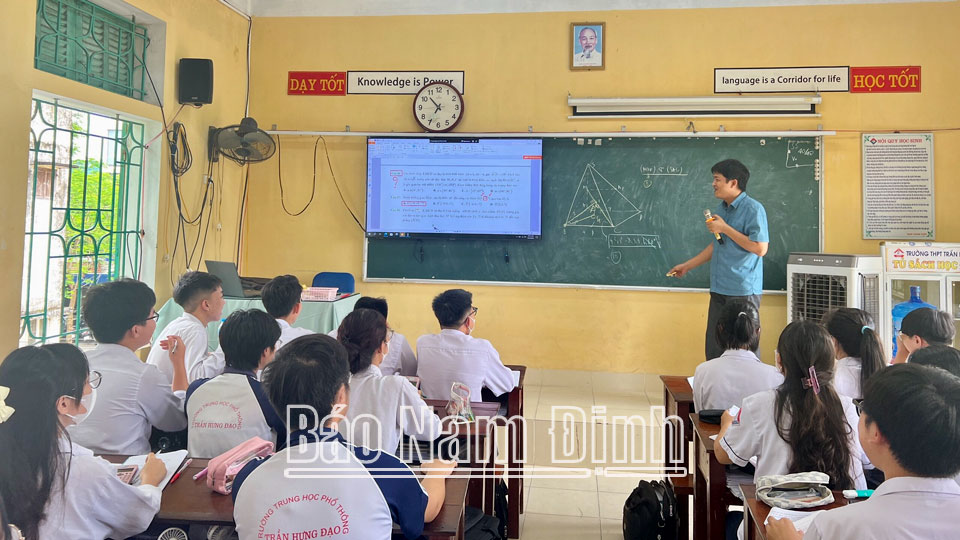 Thầy và trò Trường THPT Trần Hưng Đạo (thành phố Nam Định) trong một giờ học.