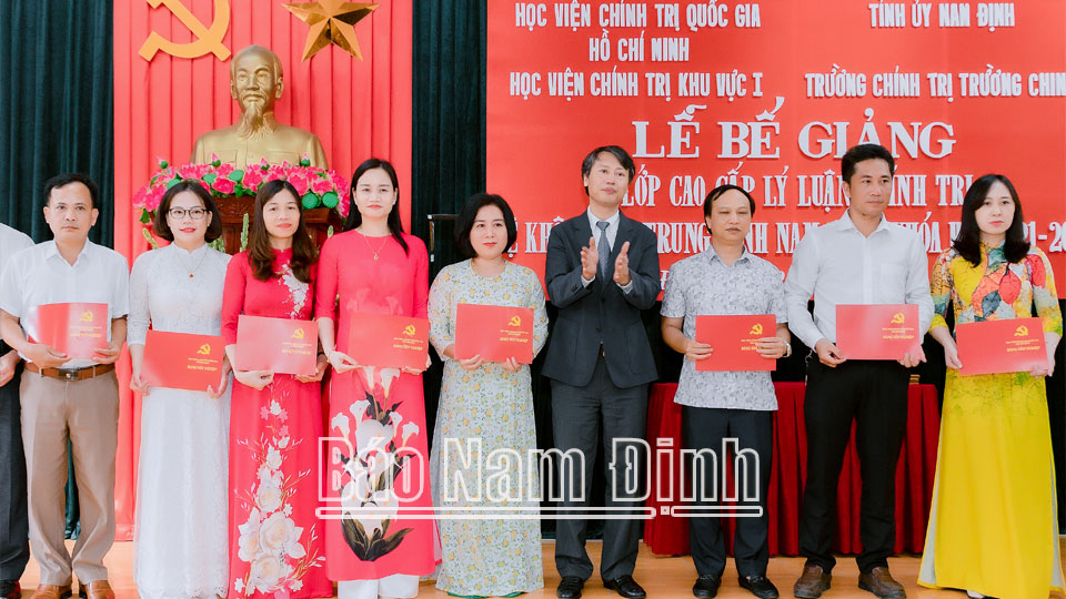 Trao bằng tốt nghiệp cho các học viên lớp Cao cấp lý luận chính trị hệ không tập trung tỉnh Nam Định, khoá học 2021-2023.
