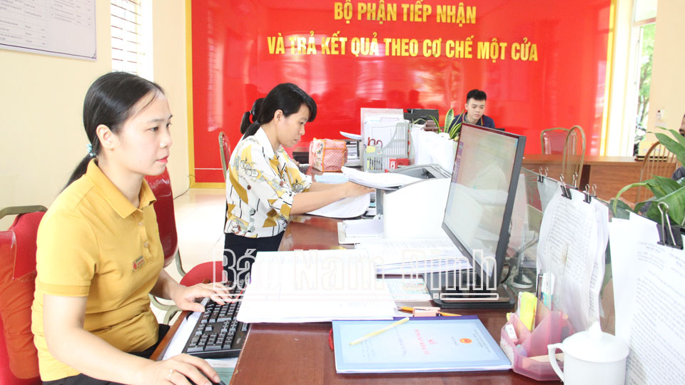Cán bộ xã Yên Thắng trực tiếp nhận và giải quyết thủ tục hành chính cho người dân tại bộ phận giao dịch hành chính.