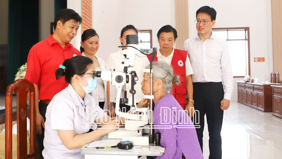 Hội Chữ thập đỏ tỉnh phối hợp với UBND xã Hợp Hưng và các đơn vị tài trợ, nhà hảo tâm tổ chức khám, cấp thuốc miễn phí cho người cao tuổi của địa phương.