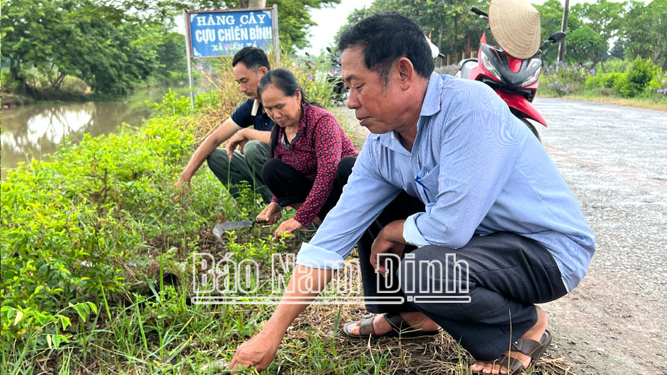Cựu chiến binh xã Điền Xá thường xuyên dọn vệ sinh môi trường đảm bảo cảnh quan nông thôn mới luôn sáng - xanh - sạch - đẹp.