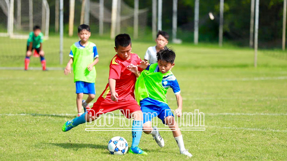 Các cầu thủ tranh tài trong đợt tuyển sinh vận động viên bóng đá lứa U13 năm 2023.