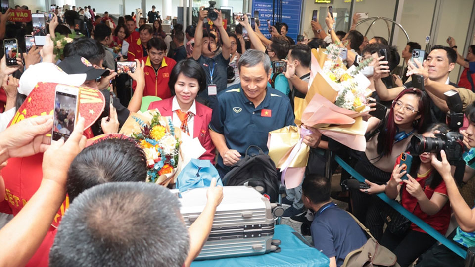 Thầy trò huấn luyện viên Mai Đức Chung được đông đảo phóng viên và người hâm mộ chào đón tại sân bay Nội Bài vào trưa 3-8.
Ảnh: QUÝ LƯỢNG 