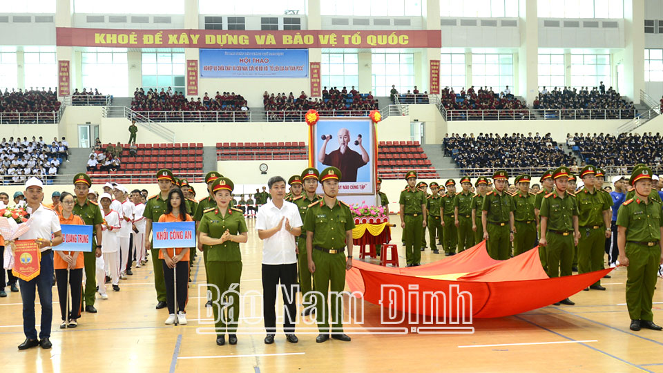Các đồng chí lãnh đạo thành phố Nam Định, Công an tỉnh trao cờ lưu niệm, tặng hoa động viên các đội tuyển tham dự hội thao. 