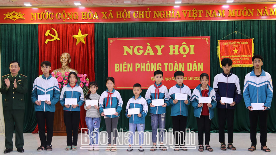 Lãnh đạo Bộ Chỉ huy Bộ đội Biên phòng tỉnh trao thưởng cho học sinh có hoàn cảnh khó khăn vươn lên trong học tập tại huyện Nghĩa Hưng.