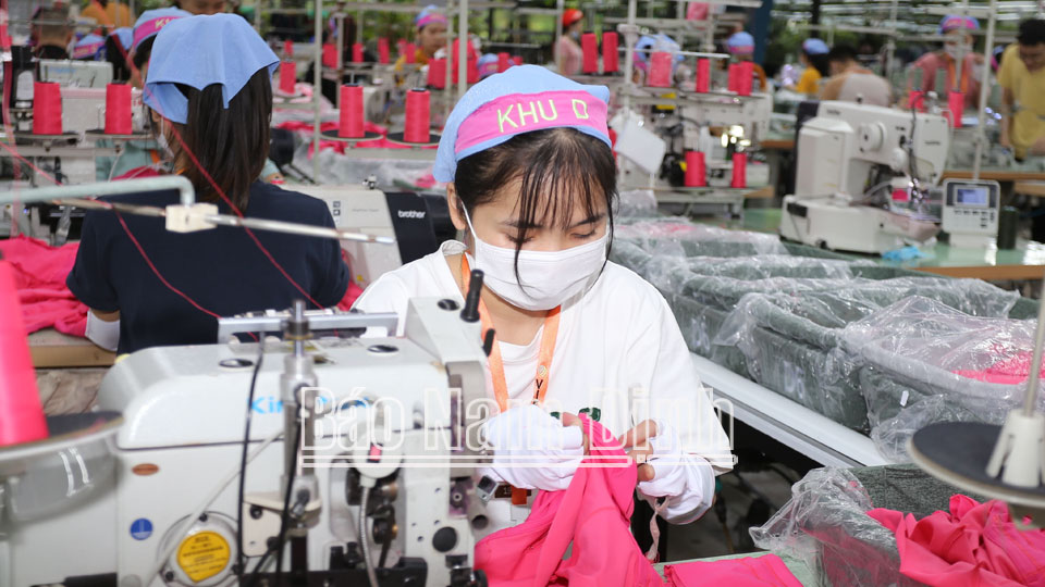 Sản xuất sản phẩm xuất khẩu tại Công ty TNHH May Việt Thuận, Khu công nghiệp Hòa Xá (thành phố Nam Định).