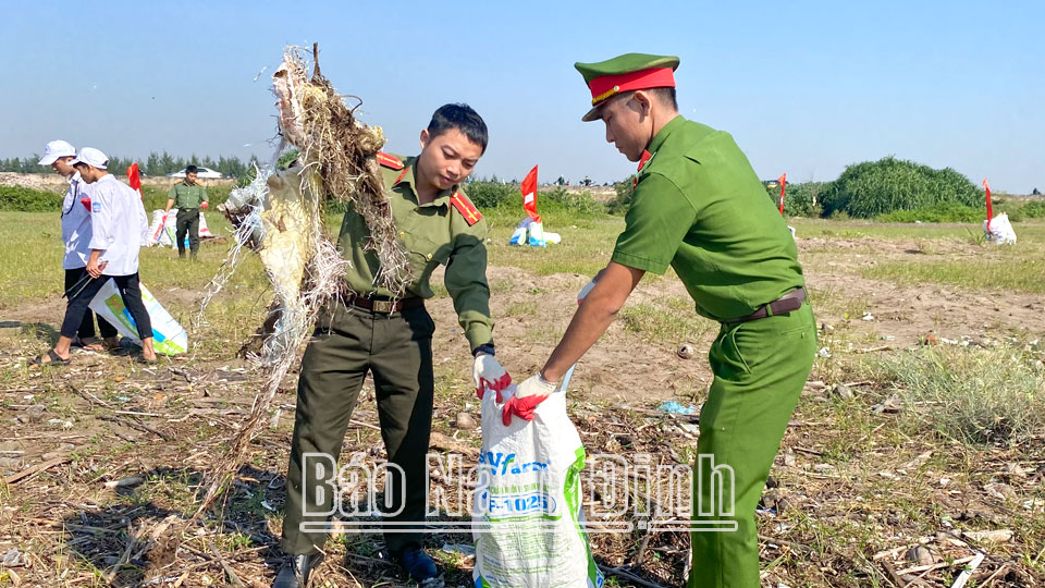 Lực lượng vũ trang huyện Giao Thủy chung tay bảo vệ môi trường.