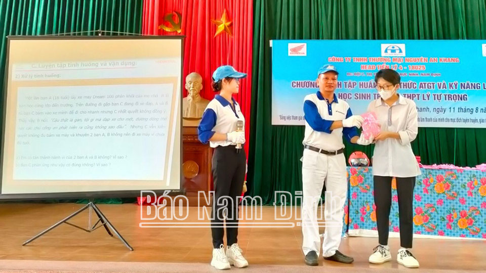 Học sinh Trường THPT Lý Tự Trọng (Nam Trực) trong một buổi tập huấn kiến thức về an toàn giao thông và kỹ năng tham gia giao thông an toàn.