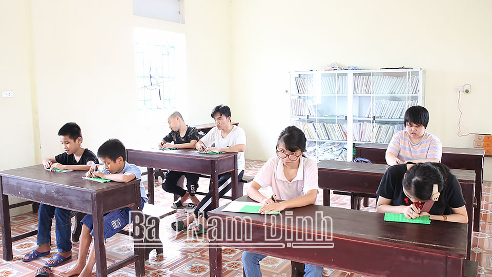 Học viên học chữ nổi tại Trung tâm hỗ trợ phát triển giáo dục hoà nhập HNM tỉnh. 