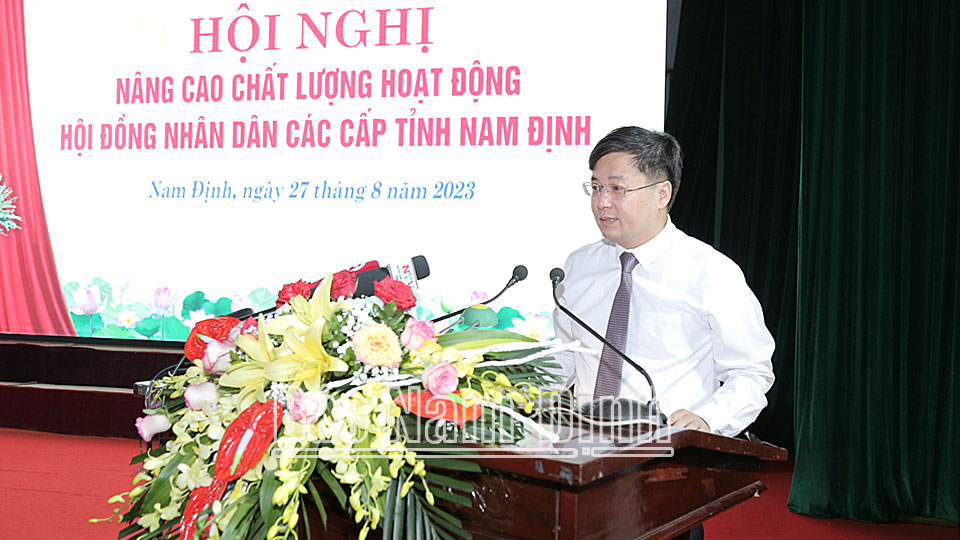 Đồng chí Trịnh Minh Đức, Ủy viên thường trực HĐND tỉnh, Trưởng Ban kinh tế Ngân sách HĐND tỉnh phát biểu tham luận tại hội nghị.