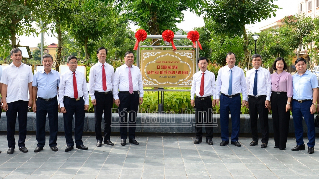 Các đồng chí lãnh đạo tỉnh và lãnh đạo thành phố Nam Định thực hiện nghi thức khánh thành Quảng trường Hòa Bình.