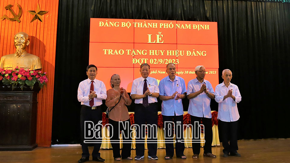Lãnh đạo Thành ủy Nam Định trao tặng Huy hiệu Đảng cho các đảng viên.