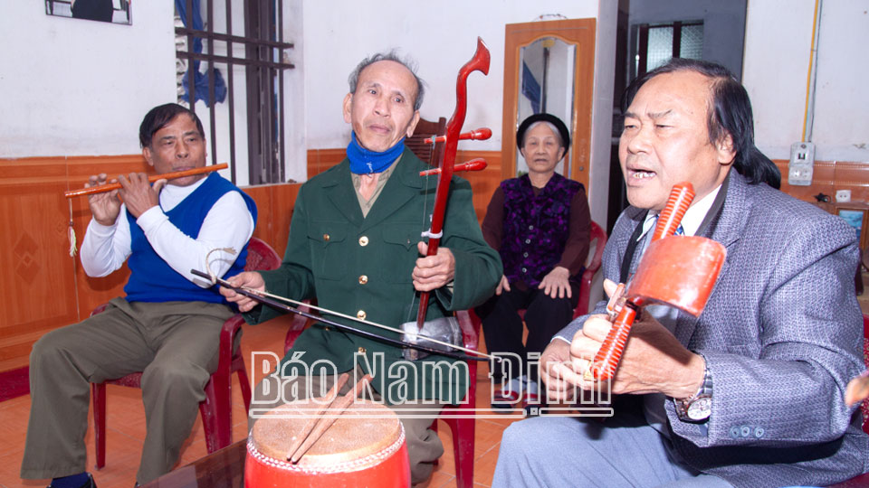 Nghệ nhân Ưu tú Trần Quang Lộc (ngoài cùng bên phải) dành nhiều tâm huyết truyền dạy đàn, hát loại hình hát chèo, ca trù tại huyện Ý Yên. 
