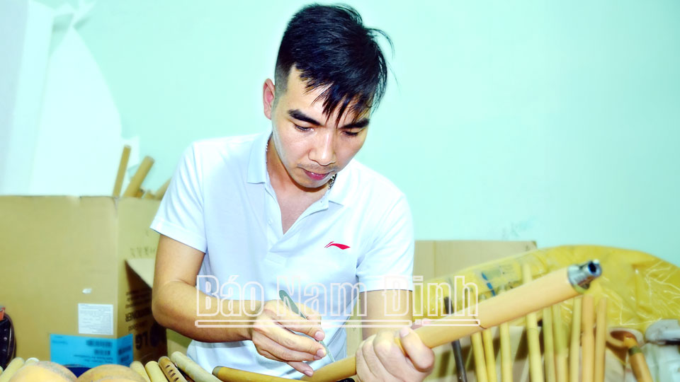 Anh Lê Anh Thao (thành phố Nam Định) với khả năng chế tạo nhiều loại sáo truyền thống. 