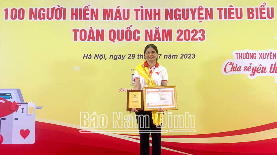 Chị Lê Thị Hạnh, nhân viên y tế Trường Tiểu học Yên Thọ (Ý Yên) được vinh danh người hiến máu tình nguyện tiêu biểu toàn quốc năm 2023.
Bài và ảnh: Hoa Quyên