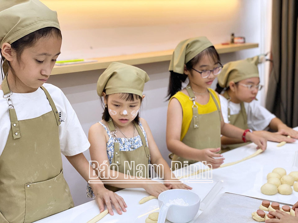 Trẻ tham gia Khóa trải nghiệm làm bánh trong 1 ngày của chị Trần Thùy Linh, đường Hưng Yên (thành phố Nam Định)
