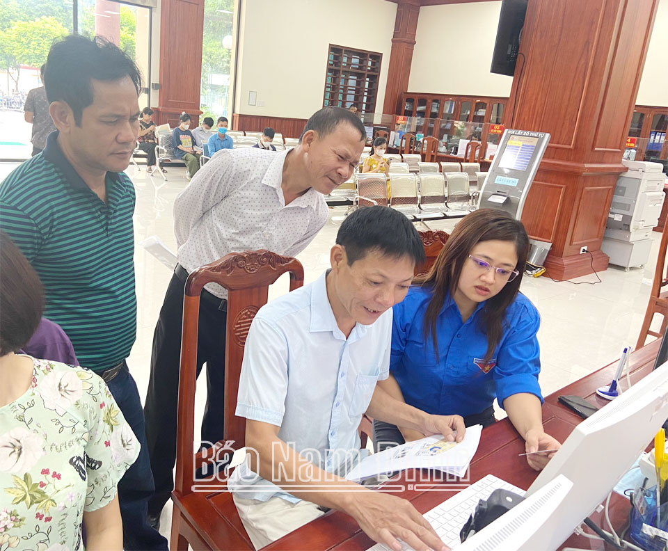 Cán bộ Sở Thông tin và Truyền thông hướng dẫn người dân thực hiện dịch vụ công trực tuyến tại Trung tâm Phục vụ hành chính công, Xúc tiến đầu tư và Hỗ trợ doanh nghiệp tỉnh.