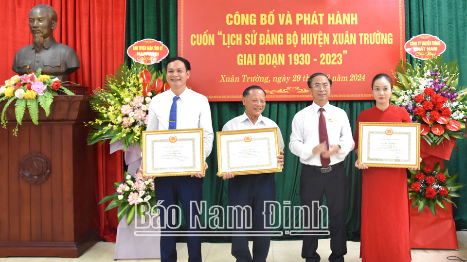 Đồng chí Bùi Văn Hảo, TUV, Bí thư huyện ủy, Chủ tịch HĐND huyện Xuân Trường khen thưởng các tập thể, cá nhân tích cực tham gia đóng góp xấy dựng cuốn “Lịch sử Đảng bộ huyện Xuân Trường (1930 – 2023)”.