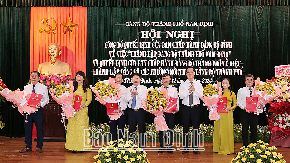 Lãnh đạo thành phố Nam Định trao quyết định và tặng hoa chúc mừng Đảng bộ 6 phường mới thành lập.