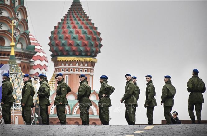 Binh sĩ Nga làm nhiệm vụ tại Quảng trường Đỏ ở Moskva. Ảnh tư liệu: AFP/TTXVN
