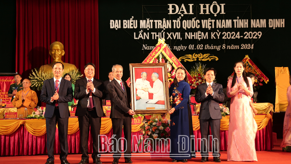 Thay mặt Ủy ban Trung ương MTTQ Việt Nam, đồng chí Phó Chủ tịch - Tổng Thư ký Ủy ban Trung ương MTTQ Việt Nam Nguyễn Thị Thu Hà tặng Đại hội bức tranh lưu niệm. 
