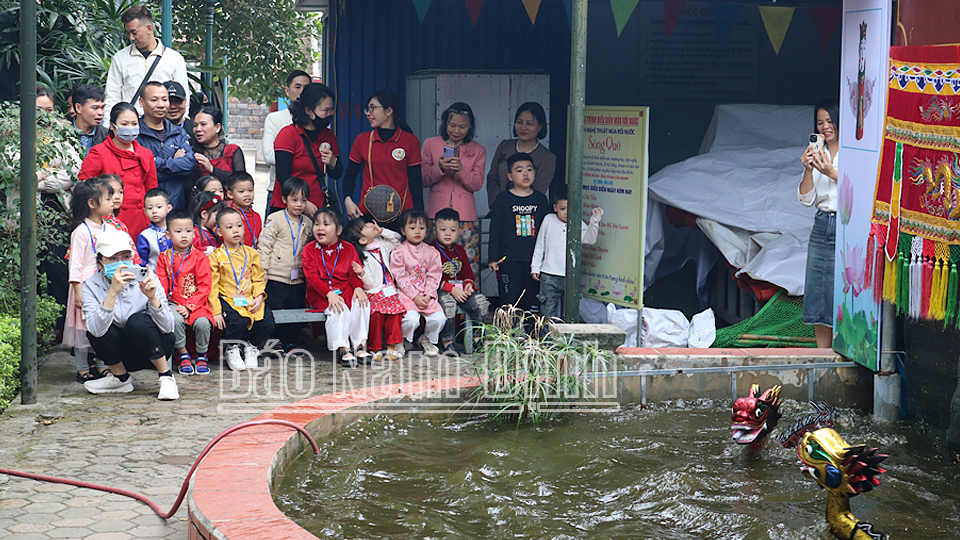 Biểu diễn múa rối nước của Đoàn nghệ thuật múa rối nước Sông Quê tại không gian Bảo tàng tỉnh.