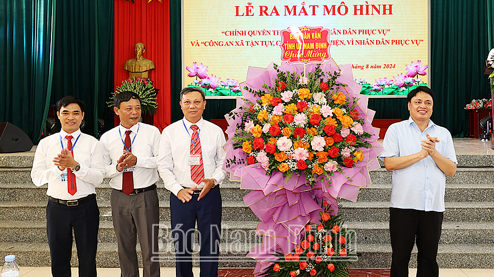 Đồng chí Trần Minh Thắng, Uỷ viên Ban TVTU, Trưởng Ban Dân vận Tỉnh uỷ, Chủ tịch Uỷ ban MTTQ tỉnh tặng hoa chúc mừng Đảng uỷ, HĐND, UBND xã Hồng Quang. 
