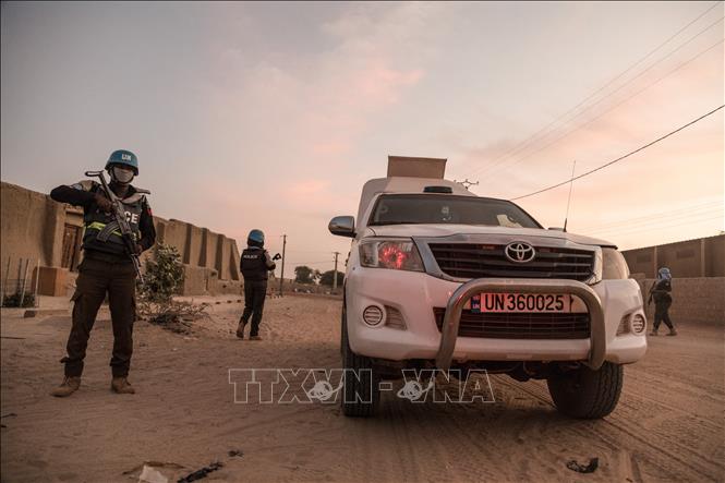  Lực lượng Phái bộ Gìn giữ hòa bình của LHQ ở Mali (MINUSMA) tuần tra tại Timbuktu, Mali. Ảnh: AFP/TTXVN
