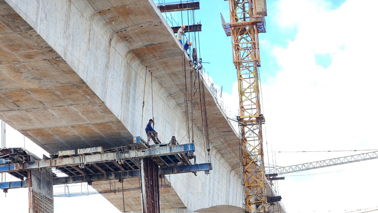 Công nhân đang tập trung thi công các hạng mục chuẩn bị cho hợp long cầu vượt sông Hồng.