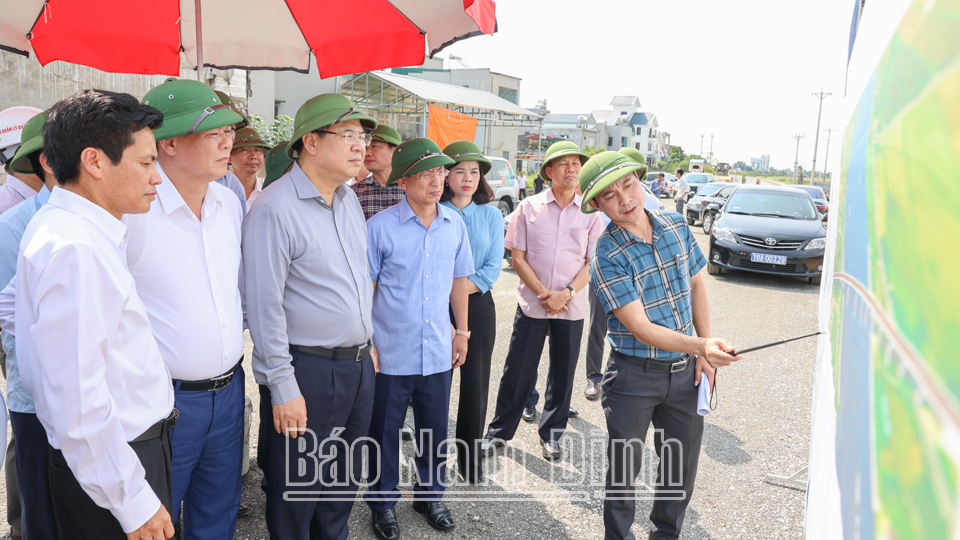 Các đồng chí Thường trực Tỉnh ủy kiểm tra thi công cầu Đống Cao tại xã Yên Nhân (Ý Yên). 
