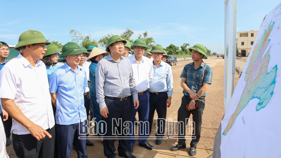 Các đồng chí Thường trực Tỉnh ủy kiểm tra thi công dự án đường trục phát triển nối vùng kinh tế biển Nam Định với cao tốc Cầu Giẽ - Ninh Bình tại xã Nghĩa Sơn (Nghĩa Hưng). 
