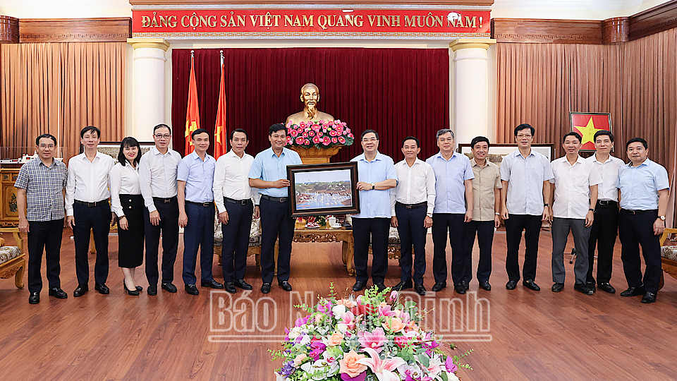 Đồng chí Bí thư Tỉnh ủy Phạm Gia Túc và các đồng chí lãnh đạo tỉnh tặng đoàn công tác của Ngân hàng Nông nghiệp và Phát triển Nông thôn Việt Nam (Agribank) bức tranh Vườn Quốc gia Xuân Thủy. 
