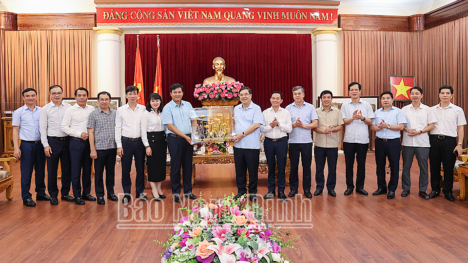 Đoàn công tác của Ngân hàng Nông nghiệp và Phát triển Nông thôn Việt Nam (Agribank) tặng đồng chí Bí thư Tỉnh ủy Phạm Gia Túc quà lưu niệm. 
