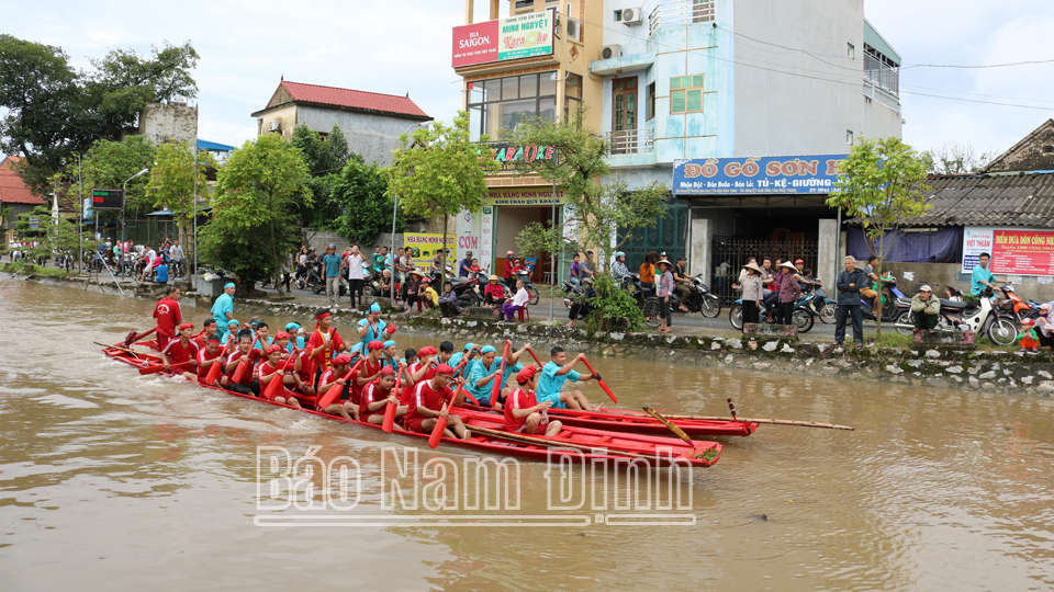 Hội thi bơi chải trong Lễ hội Chùa Cổ Lễ, thị trấn Cổ Lễ (Trực Ninh).