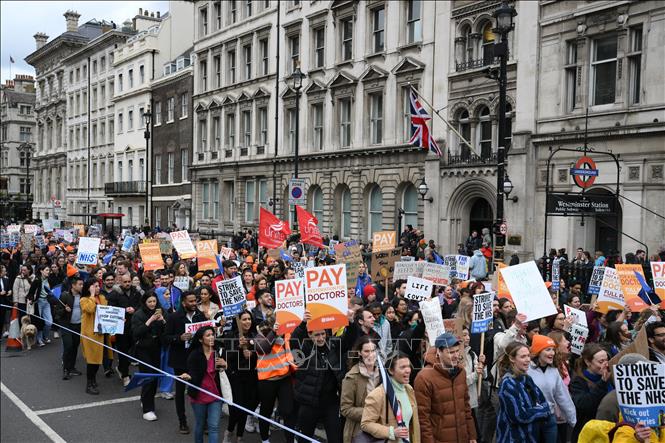 Nhân viên y tế tham gia đình công yêu cầu tăng lương tại London, Anh, ngày 11/4/2023. Ảnh: AFP/TTXVN
