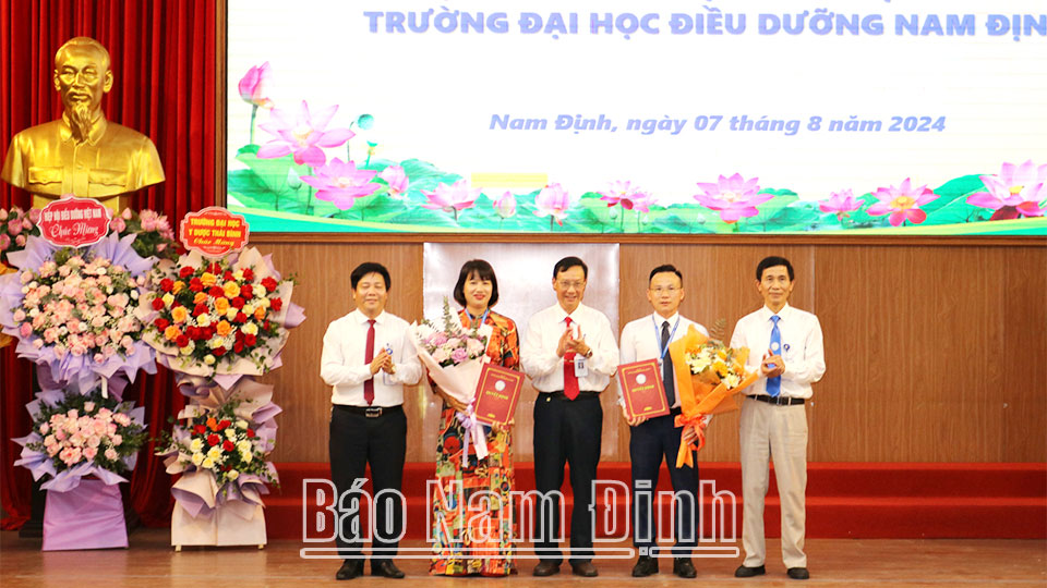 Lãnh đạo Trường Đại học Điều dưỡng Nam Định trao Nghị quyết bổ nhiệm các chức vụ Phó Hiệu trưởng nhà trường. 