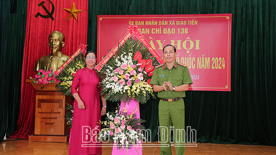 Lãnh đạo Công an tỉnh trao tặng hoa chúc mừng nhân dân và cán bộ xã Giao Tiến. (
