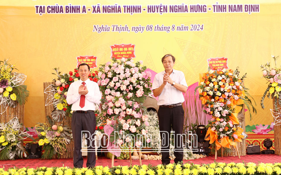 Lãnh đạo huyện Nghĩa Hưng tặng lẵng hoa tươi thăm cho xã Nghĩa Thịnh nhân Ngày hội toàn dân bảo vệ an ninh Tổ quốc.