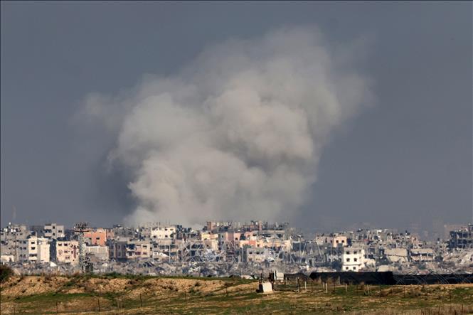 Khói bốc lên sau cuộc không kích của Israel xuống Dải Gaza ngày 17/12/2023. Ảnh: AFP/TTXVN
