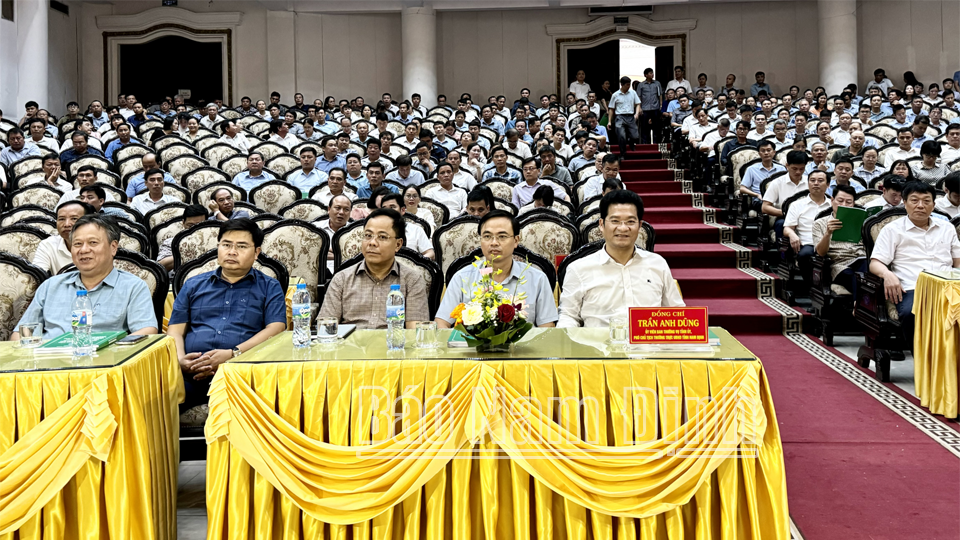 Đồng chí Trần Anh Dũng, Ủy viên Ban TVTU, Phó Chủ tịch Thường trực UBND tỉnh và các đại biểu dự hội nghị. 
