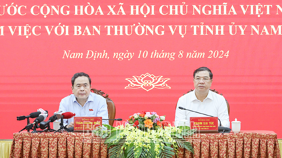 Đồng chí Trần Thanh Mẫn, Ủy viên Bộ Chính trị, Chủ tịch Quốc hội và đồng chí Phạm Gia Túc, Ủy viên BCH Trung ương Đảng, Bí thư Tỉnh ủy chủ trì buổi làm việc. 
