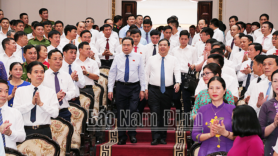 Đồng chí Trần Thanh Mẫn, Ủy viên Bộ Chính trị, Chủ tịch Quốc hội và các đồng chí lãnh đạo, các đại biểu dự hội nghị. 