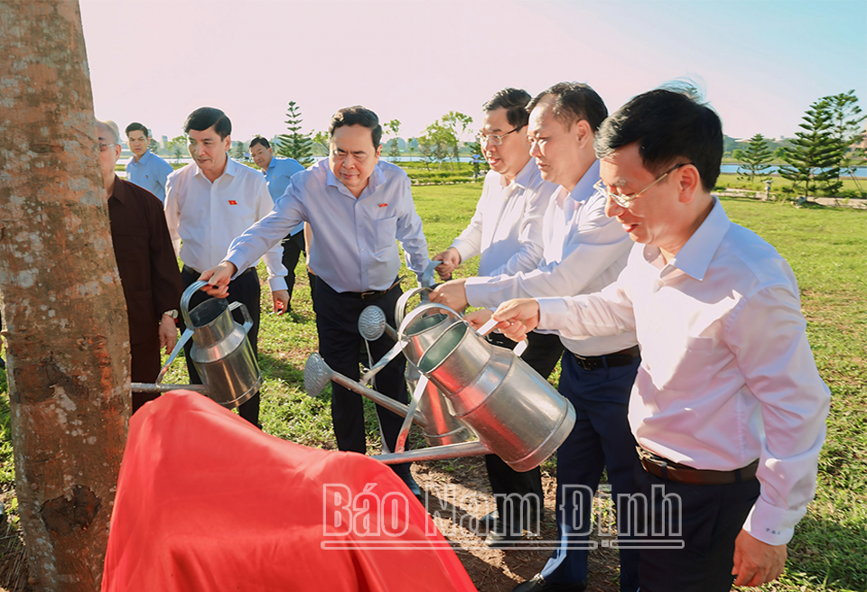 Đồng chí Trần Đồng chí Trần Thanh Mẫn, Ủy viên Bộ Chính trị, Chủ tịch Quốc hội và các đồng chí lãnh đạo trồng cây tại khuôn viên Khu di tích lịch sử - văn hóa Đền Trần - Chùa Tháp (thành phố Nam Định). 
