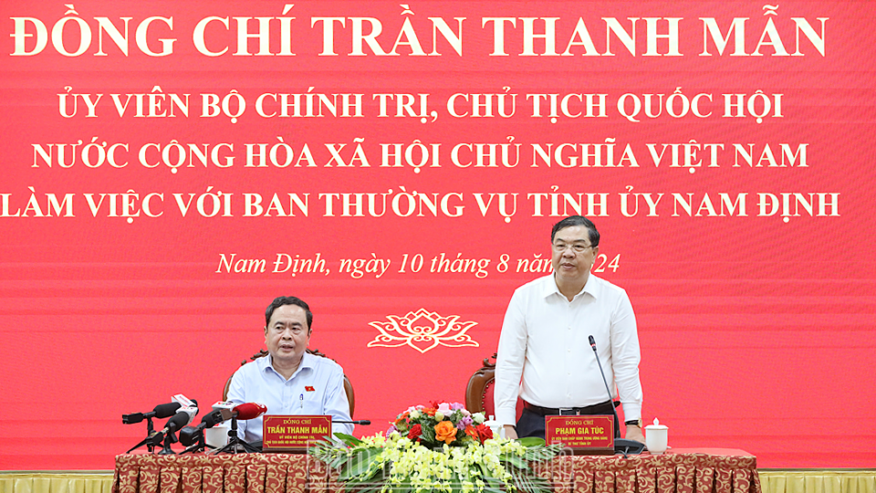 Đồng chí Bí thư Tỉnh ủy Phạm Gia Túc phát biểu cảm ơn đồng chí Chủ tịch Quốc hội và Đoàn công tác của Quốc hội